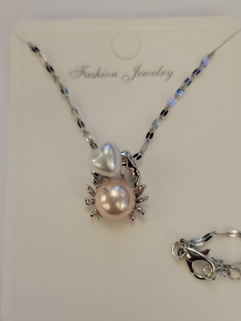 Fashion Jewelry Silver Necklace with Pink Pearl Crab and White Heart
